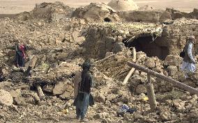 (2)Foreign journalists shown destroyed Afghan houses